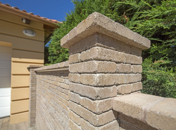 Leier Patio agyagbarna falazókőből épült kerítés Siófokon