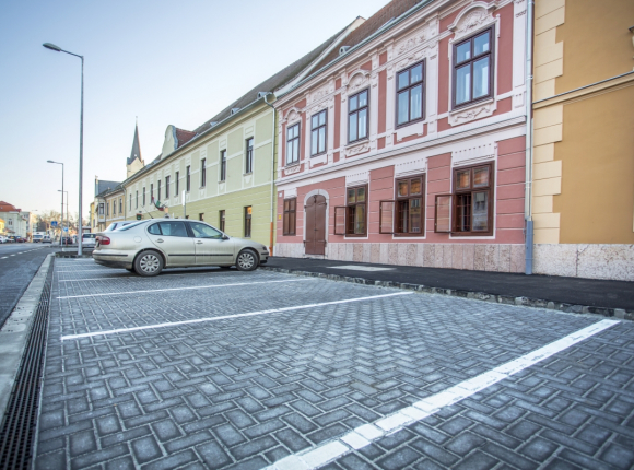 Leier Piazza antracit parkoló Győrben, a Kossuth utcában
