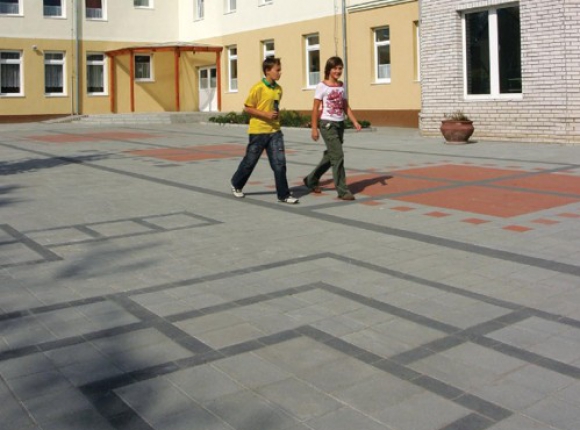Piazza szürke antracit és piros sétány