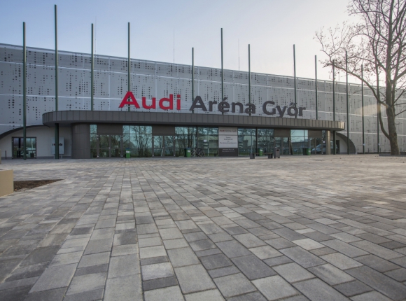 Leier Taverna füstrantracit térburkolat az Audi Aréna előtt Győrben