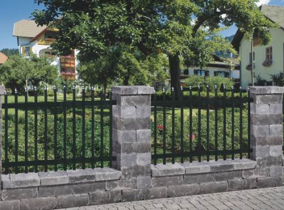 Semmelrock Castello szürke-fekete antikolt kerítés kovácsoltvas betéttel