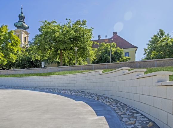 Modern kerítéskőből épült fal Győrben, a Rába partján