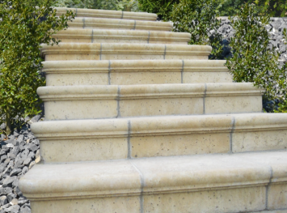 Travero lépcső homokkő színben